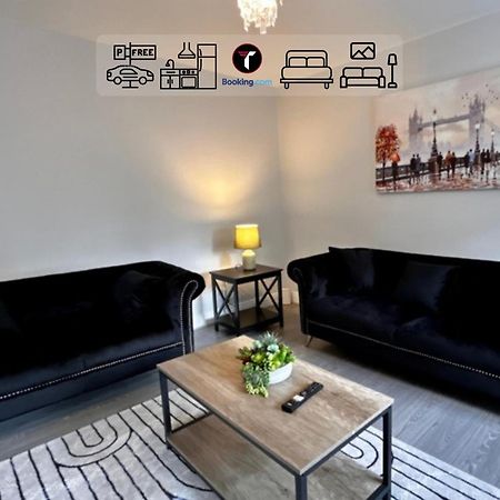 Spacious 4 Bedroom By Tara Stays Short Lets & Serviced Accommodation Aldershot With Free Wifi & Garden エクステリア 写真
