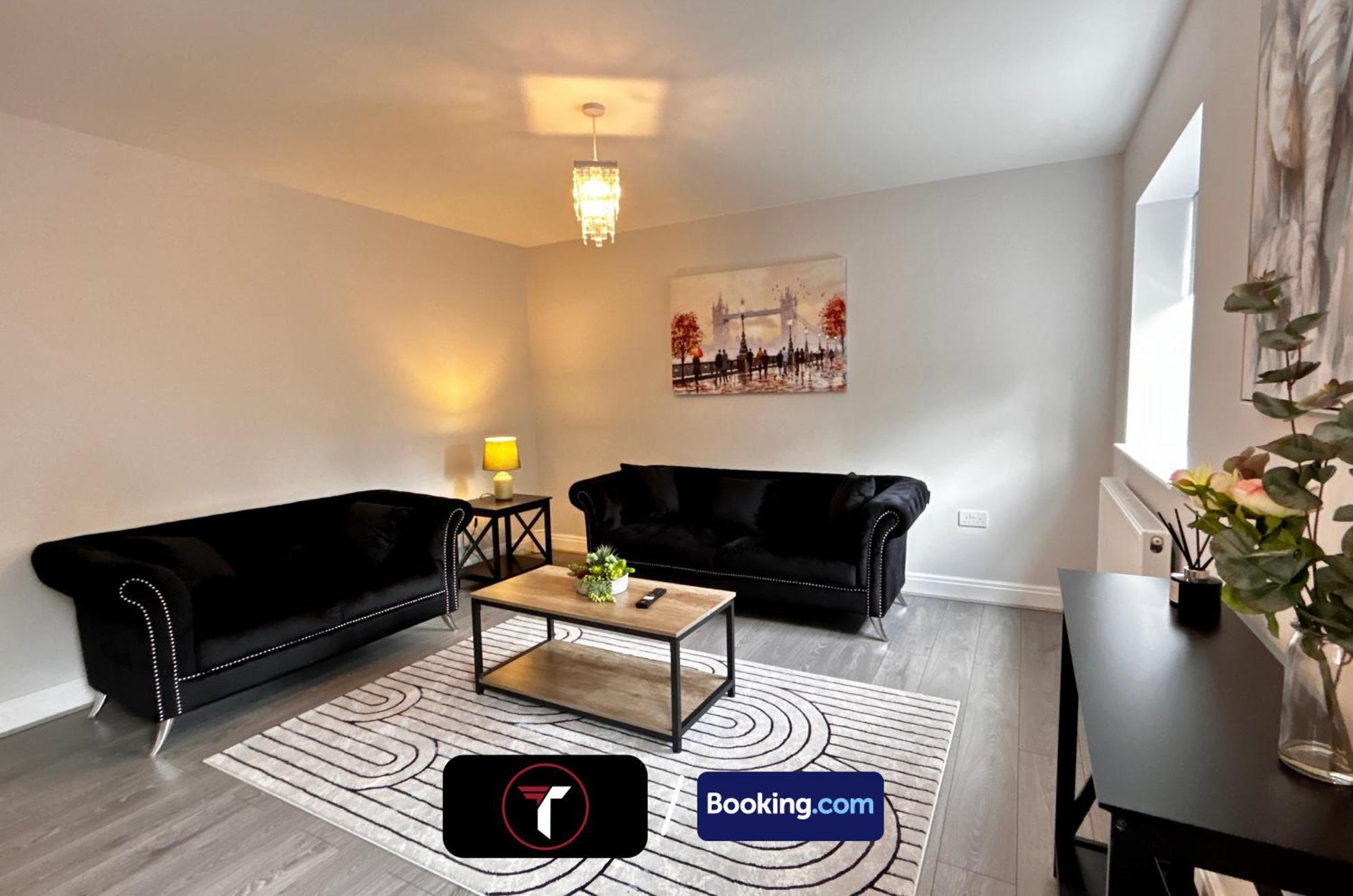 Spacious 4 Bedroom By Tara Stays Short Lets & Serviced Accommodation Aldershot With Free Wifi & Garden エクステリア 写真
