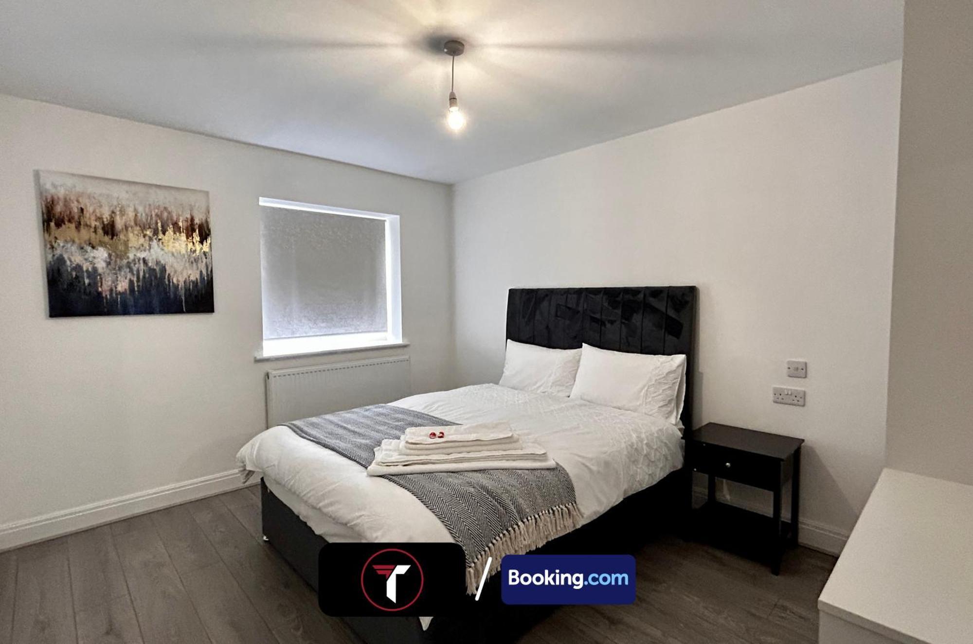 Spacious 4 Bedroom By Tara Stays Short Lets & Serviced Accommodation Aldershot With Free Wifi & Garden エクステリア 写真