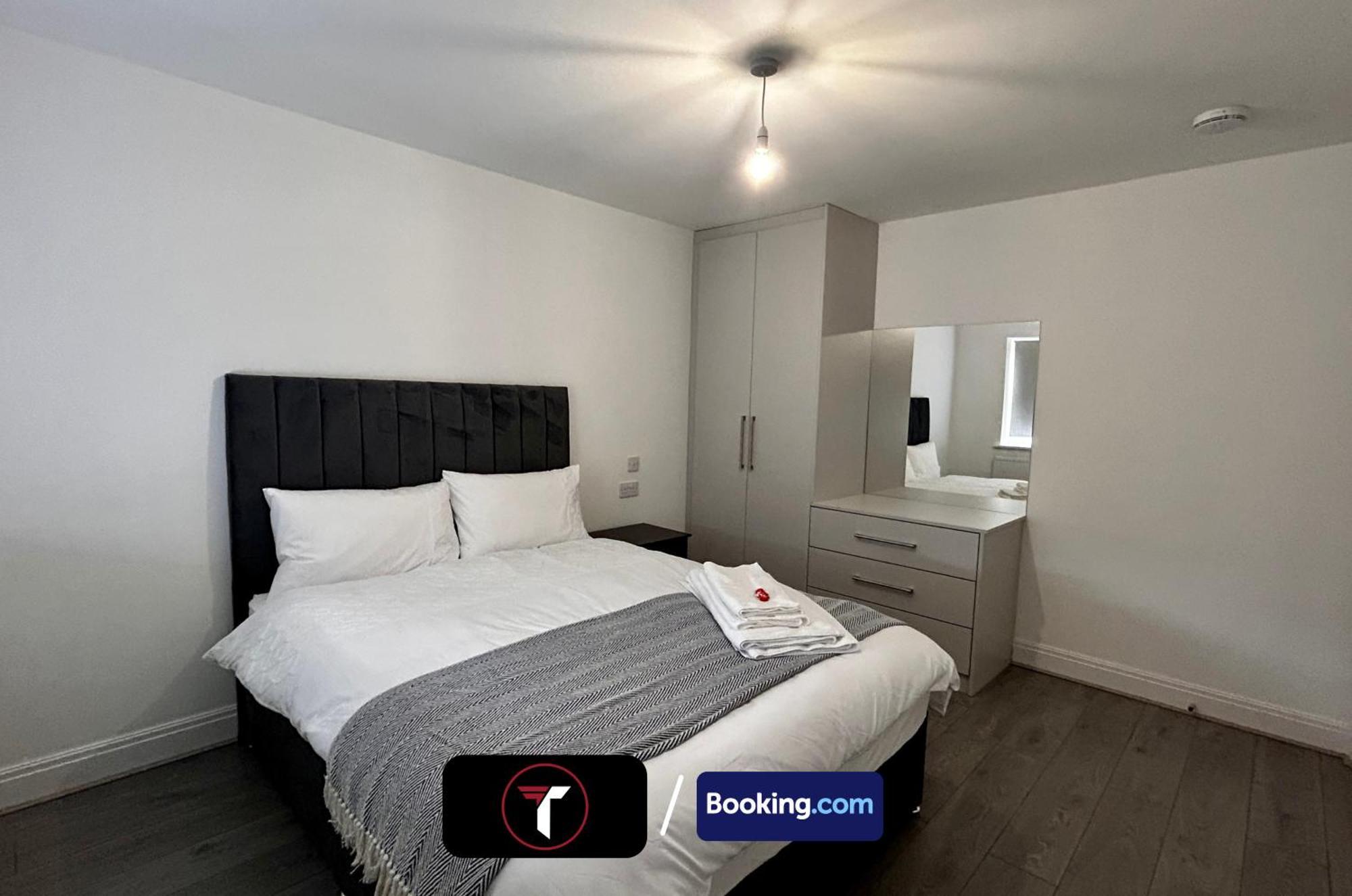 Spacious 4 Bedroom By Tara Stays Short Lets & Serviced Accommodation Aldershot With Free Wifi & Garden エクステリア 写真