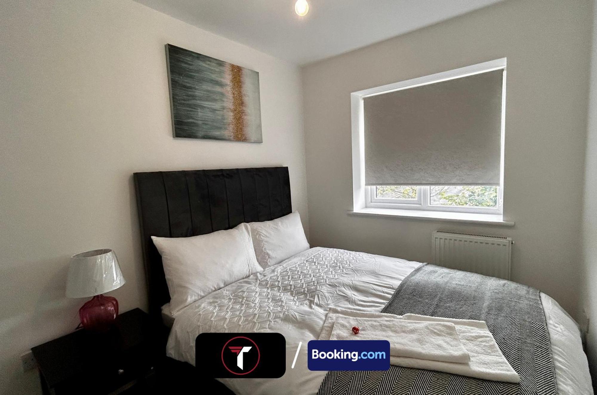 Spacious 4 Bedroom By Tara Stays Short Lets & Serviced Accommodation Aldershot With Free Wifi & Garden エクステリア 写真