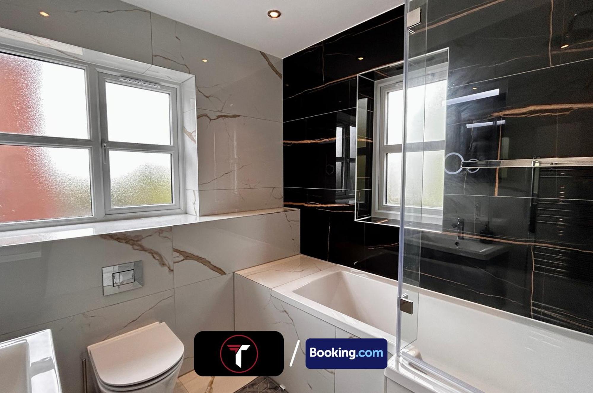 Spacious 4 Bedroom By Tara Stays Short Lets & Serviced Accommodation Aldershot With Free Wifi & Garden エクステリア 写真