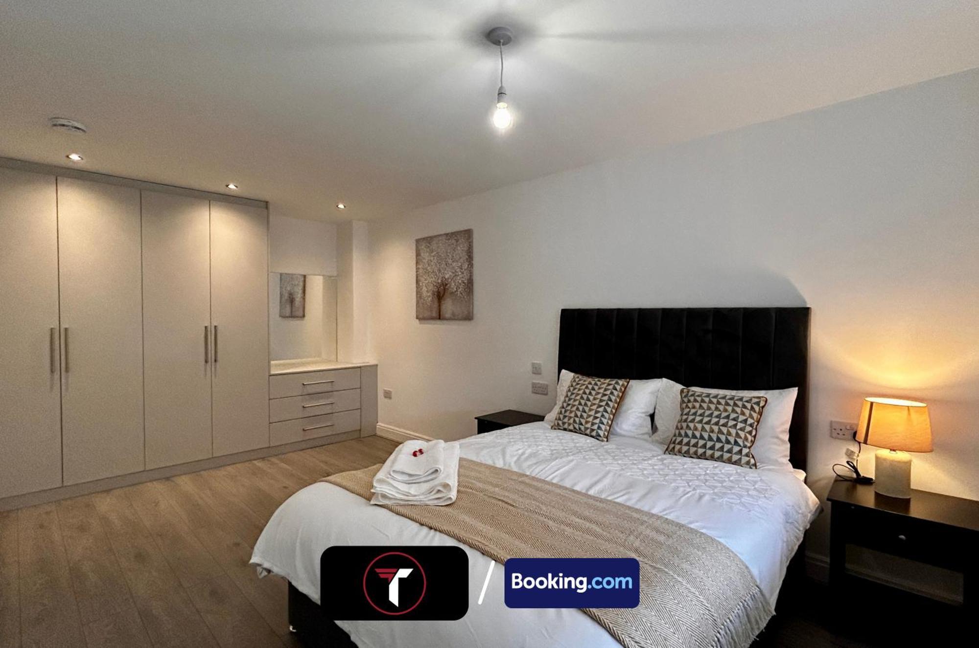 Spacious 4 Bedroom By Tara Stays Short Lets & Serviced Accommodation Aldershot With Free Wifi & Garden エクステリア 写真