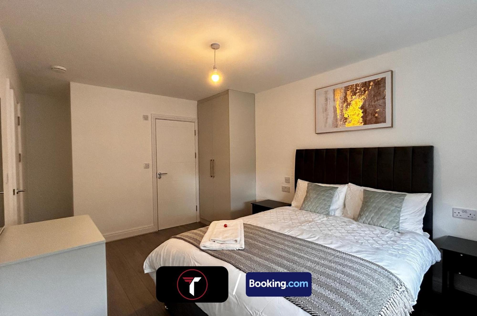 Spacious 4 Bedroom By Tara Stays Short Lets & Serviced Accommodation Aldershot With Free Wifi & Garden エクステリア 写真