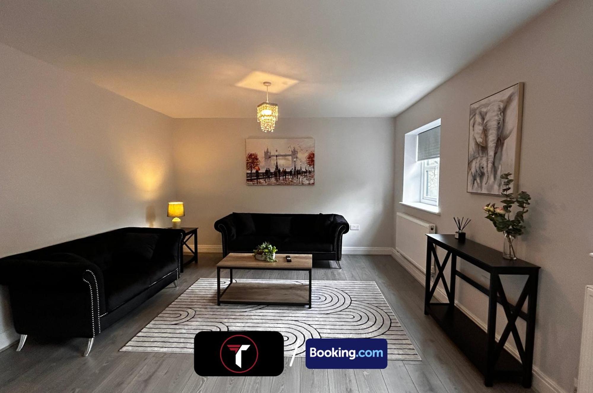 Spacious 4 Bedroom By Tara Stays Short Lets & Serviced Accommodation Aldershot With Free Wifi & Garden エクステリア 写真